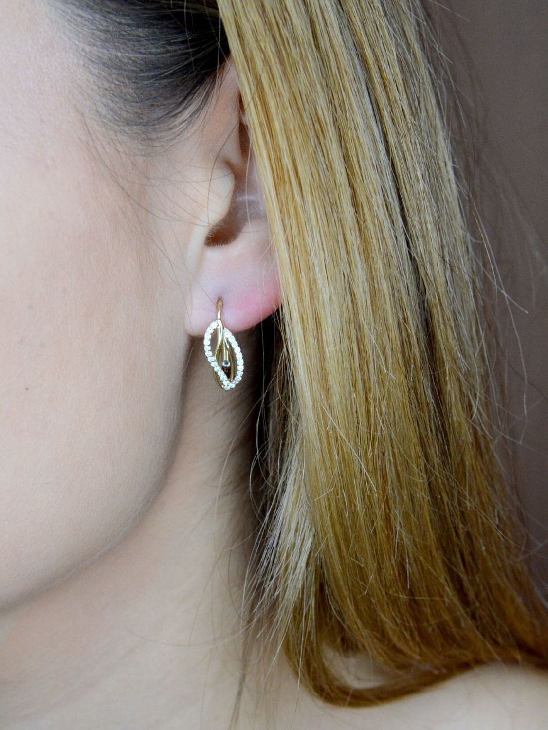 Złote kolczyki 375 wiszące z cyrkoniami KL 2817A 375.  Wyjątkowe kolczyki inspirowane motywem kwadratu ukazują kolejną odsłonę biżuterii, w której został przełamany ponadczasowym blaskiem wyjątkowego kruszcu. Delikatne kolczyki ozdob.jpg